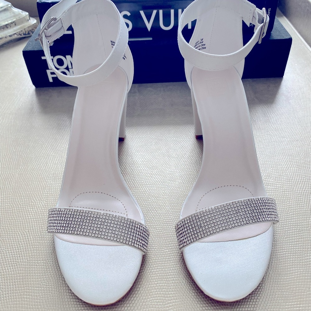DAVID'S BRIDAL White block heel with crystal toe strap, Size 7m